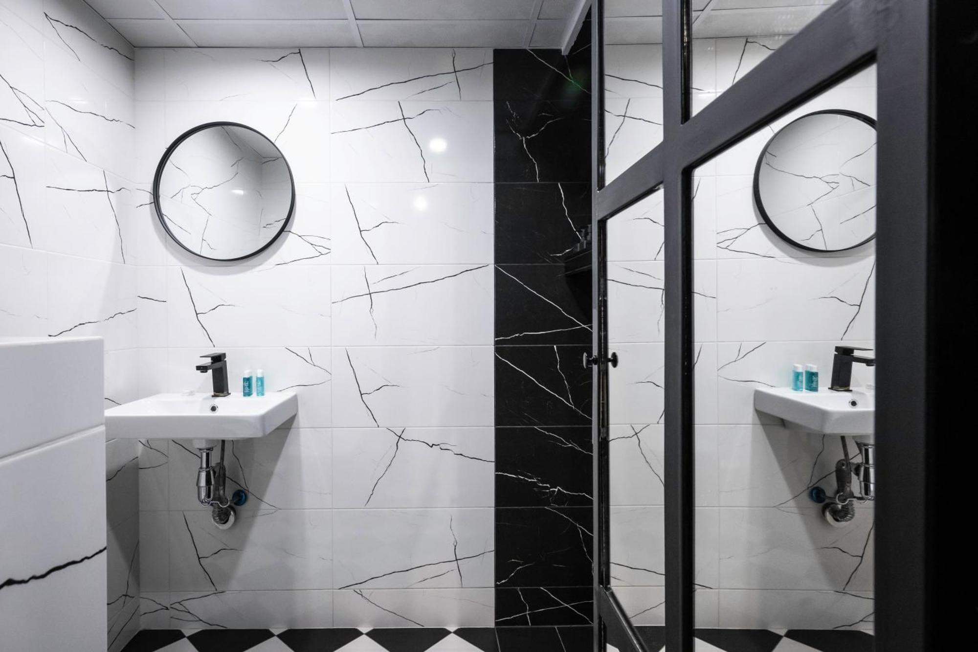 Central Art-Inspired Flat With Private Garage ソフィア エクステリア 写真
